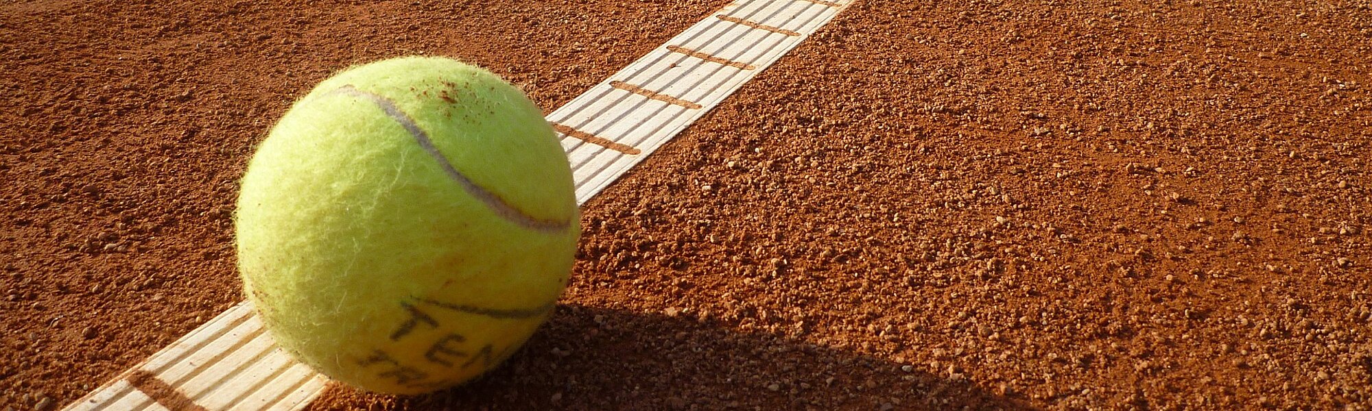Tennisball auf Sandplatz